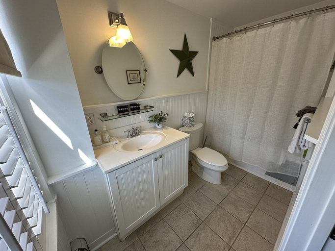 Bathroom 4, Open & Airy One Bedroom Suite in Downtown Newport #18 1 Home, Newport