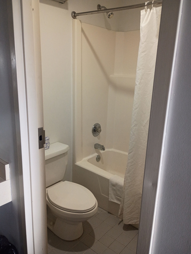 Bathroom 4, Hoosier Inn, Jay