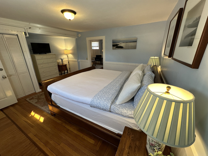 Room 5, Entire Historic 5 Bed 5 Bath Inn Sleeps 17, Newport