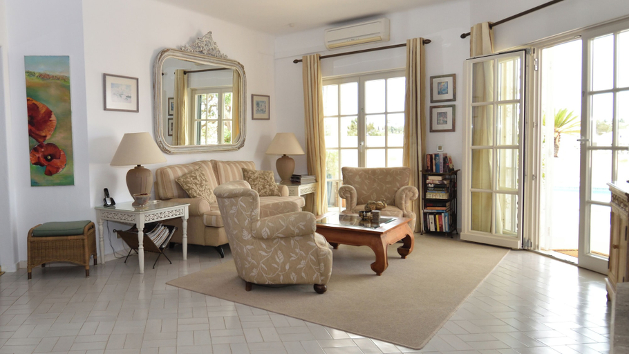 Living area 3, Villa Casa Tulipa Sleeps 4 With Pool, Garden & A/c, Albufeira