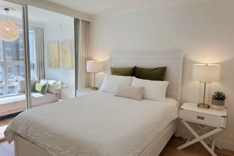 Room 5, Downtown Luxury Suite w/ Private Kitchen, Laundry, Parking, Greater Vancouver