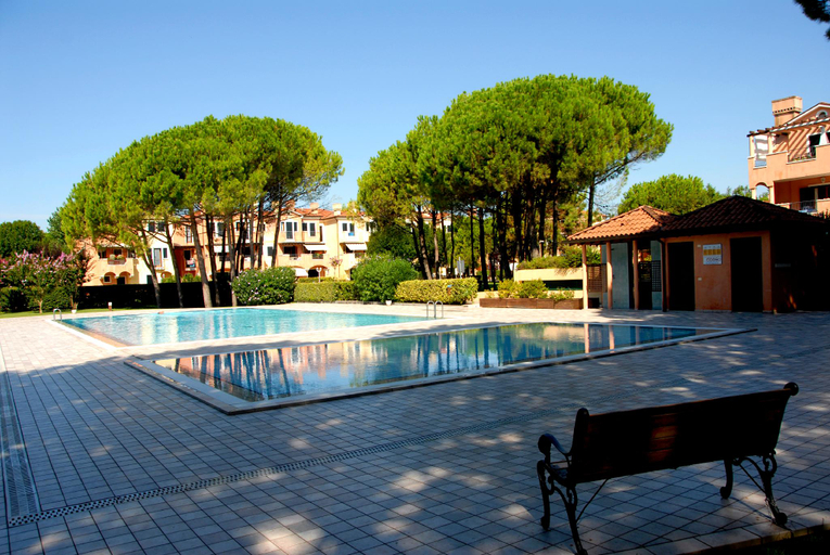 3, Modern seafront apartment with shared pool, Venezia