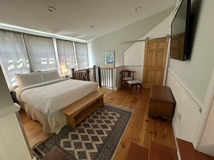 Room 5, Entire Historic 5 Bed/ 5 Bath Inn Sleeps 17 5 Bedroom Home, Newport