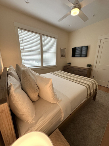 Room 4, Brand New! 2 Bed W/ Private Deck 2 Bedroom Apts, Newport