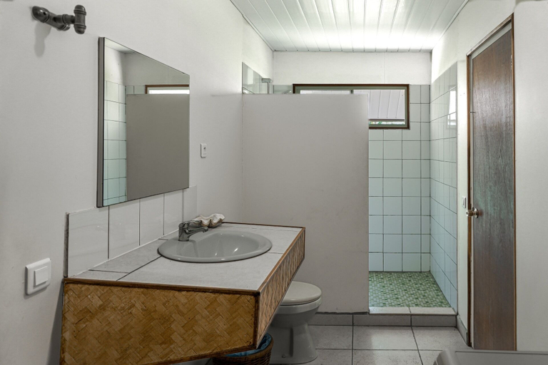 Bathroom 4, Fare Kale