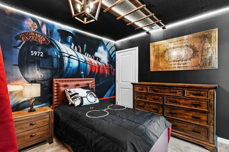 Room 4, Solara 6BR Villa w/ Pvt Pool, Cinema & Game Room, Osceola