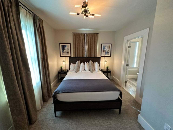 Room 3, Entire Modern 7 Unit 7 Bath Boutique Inn 7 Bedroom Home, Newport