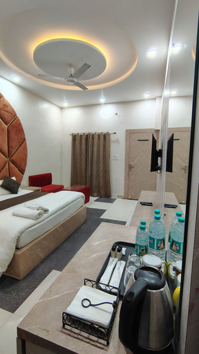 Room 4, Hotel Kesar, Satna