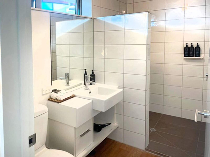 Bathroom 4, Navigate Seaside Hotel, Napier