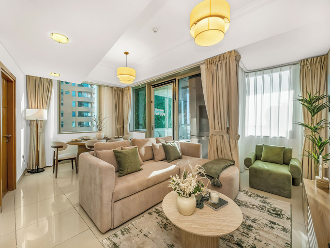 Living area 4, Charming Flat with Sea & AIN View, Dubai
