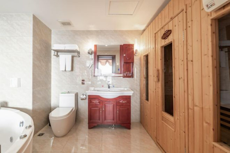 Bathroom 4, Fortune Hotel, Dehong Dai and Jingpo