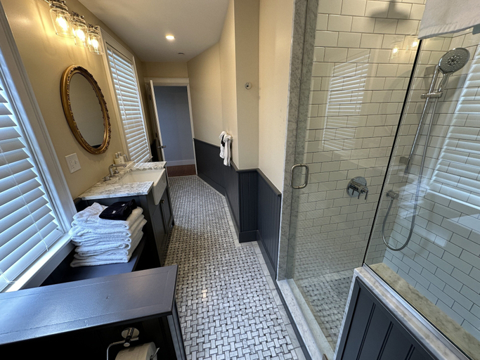 Bathroom 4, Very Cool 2 Bed/ 1 Bath Apartment Downtown Npt. - Unit 4 2 Bedroom Apts, Newport
