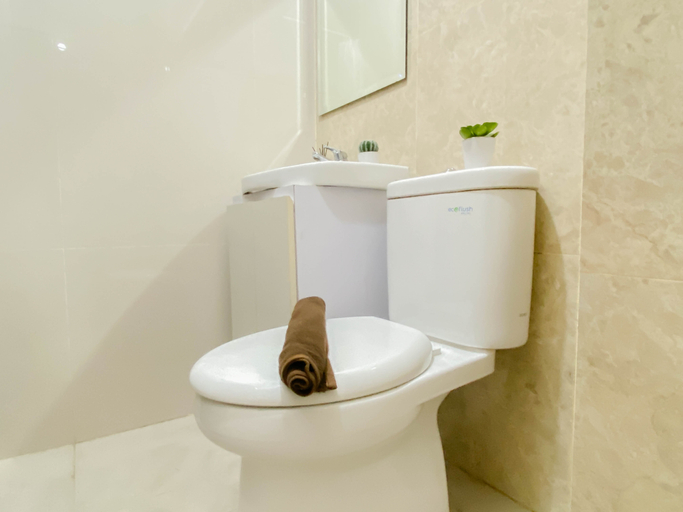 Bathroom 5, Minimalist Studio Space at Transpark Cibubur Apartment By Travelio, Depok
