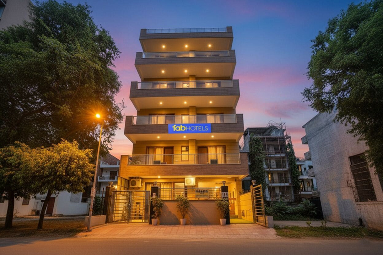 Exterior & Views 1, FabHotel Muktinath, Gurgaon