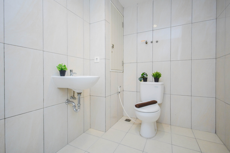 Bathroom 3, Calming and Restful Studio at Apartment Grand Kamala Lagoon By Travelio, Bekasi