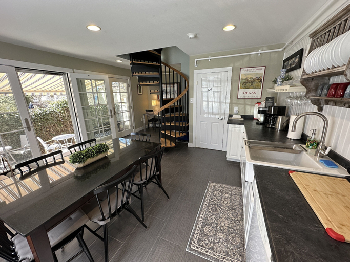 Private kitchen 3, Large & Unique Two Bedroom Apartment Downtown #17 2 Apts, Newport