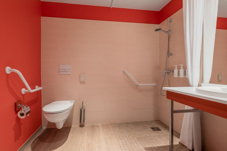 Bathroom 2, Spark by Hilton Lyon Eurexpo, Rhône