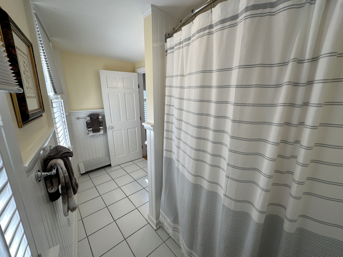 Bathroom 4, Spacious Three Room Suite Downtown Newport #16 1 Bedroom Home, Newport