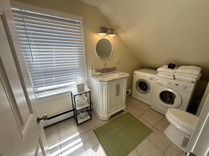 Bathroom 3, Unique 2 Bed 1 Bath Apartment Off Broadway #3 2 Bedroom Apts, Newport