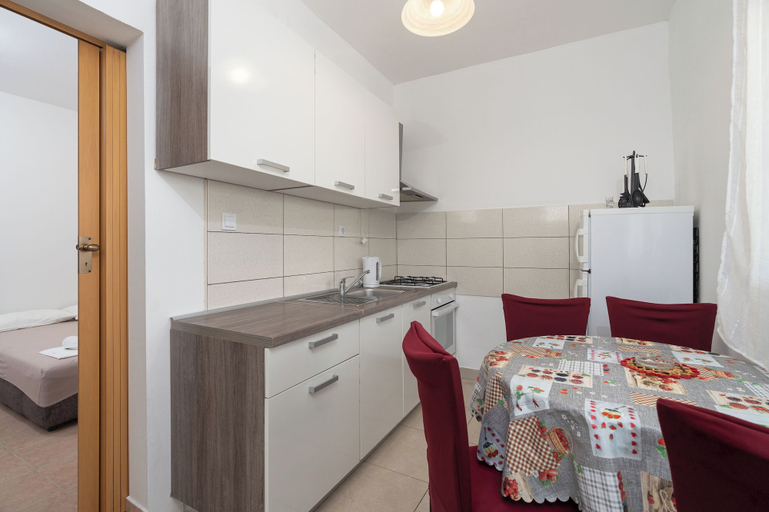 Others 5, Apartments Snjeza, Vir