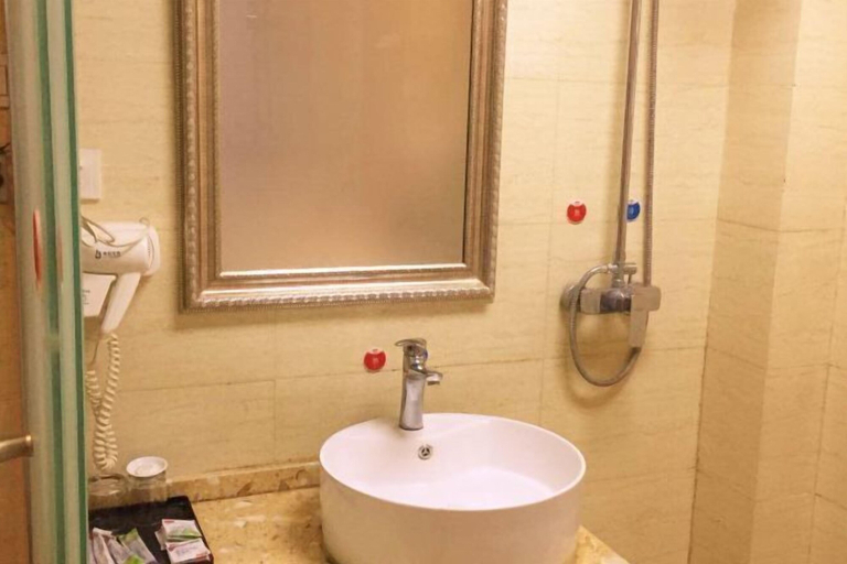 Bathroom 2, Chenggu Jin Yuan hotel, Hanzhong