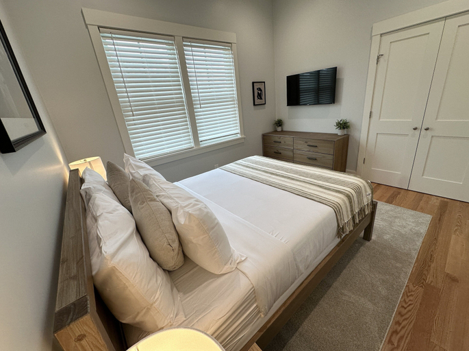Room 4, Brand New Construction! 2bed/1bath W/private Deck - Unit 2 2 Bedroom Apts, Newport
