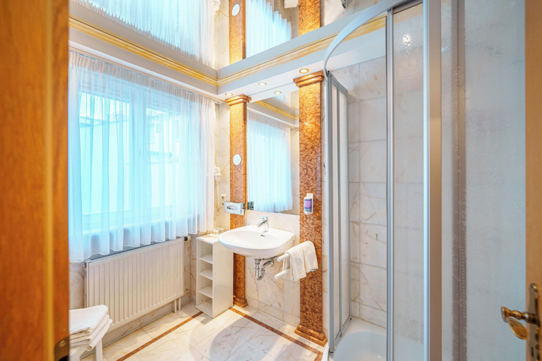 Bathroom 5, Hotel Plankl, Altötting