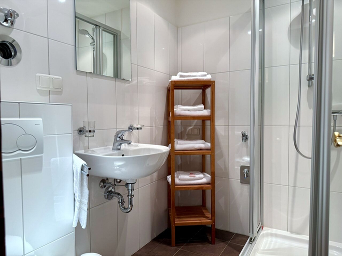 Bathroom 3, Apart-Hotel Kastanienhof, Donnersbergkreis