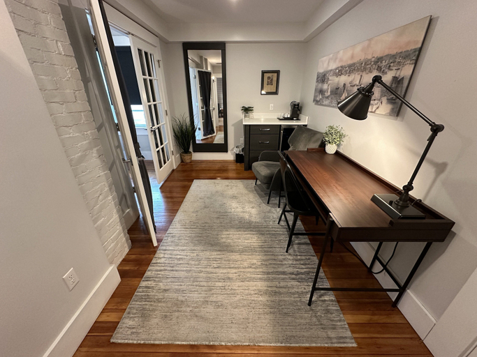 Interior 4, Large Three Room Suite 2 Bed/1 Bath In Downtown - Unit 4 2 Bedroom Home, Newport