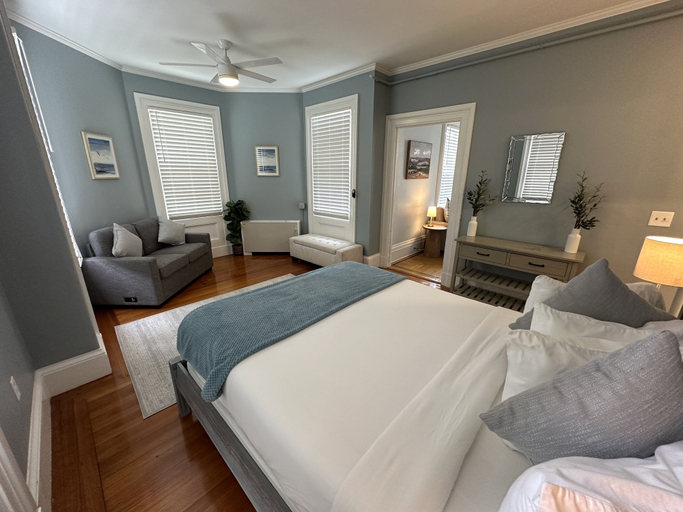 Room 2, Spacious Suite 1 Bed/ 1 Bath/ Pullouts Sofas - Unit 5 1 Bedroom Apts, Newport