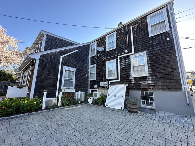 Exterior, Large & Unique Two Bedroom Apartment Downtown #17 2 Apts, Newport