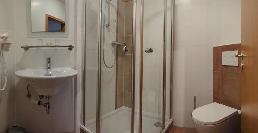 Bathroom 5, PaGa Restaurant & Hotel, Diepholz
