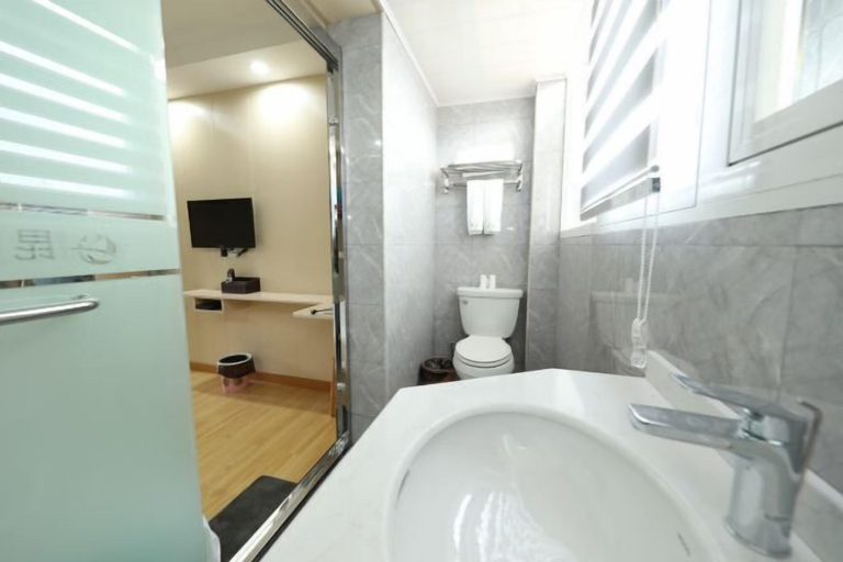 Bathroom 4, Kunxin Hostel, Shanghai