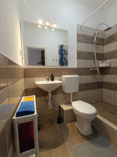 Bathroom 4, Liechtenstein Apartments, Budapesti
