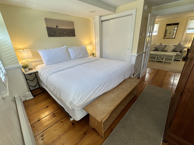 Room 3, Entire Historic 5 Bed 5 Bath Inn Sleeps 17, Newport