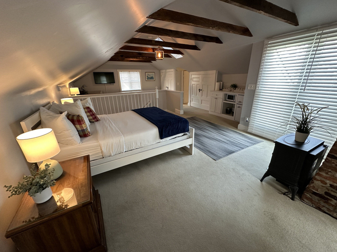 Room 5, Unique Loft With Rooftop Deck In Downtown Newport - Unit 3 Home, Newport