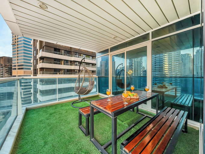 Outdoor dining 4, Centric Flat with Marina View, Dubai