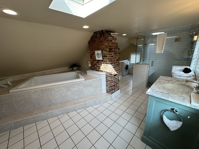 Bathroom 3, Charming Victorian Home Downtown Newport 6 Bedroom Home, Newport