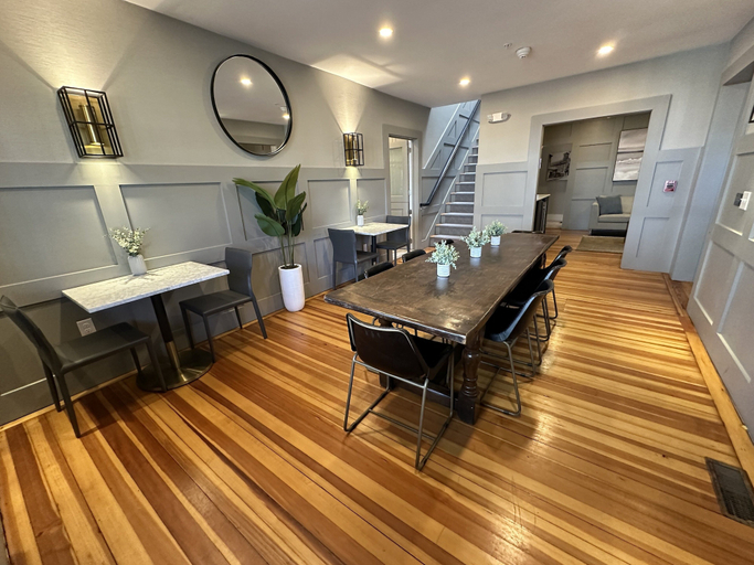 Dining 5, Modern 1 Bed/1 Bath/ Downtown Pelham St 1 Bedroom Home, Newport
