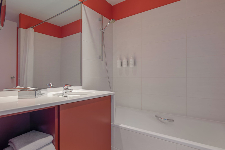 Bathroom 4, Spark by Hilton Lyon Eurexpo, Rhône