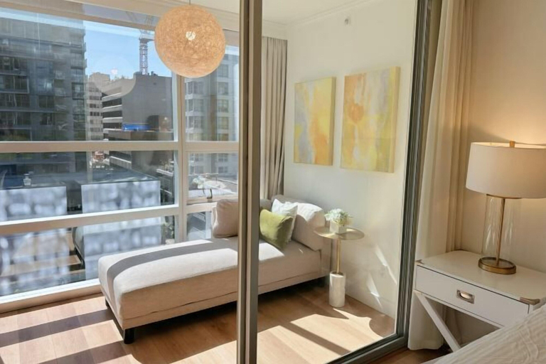 Room 4, Downtown Luxury Suite w/ Private Kitchen, Laundry, Parking, Greater Vancouver