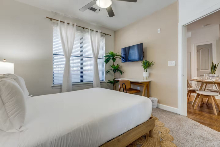 Room 3, Luxury 1B w Pool near Legacy West, Collin