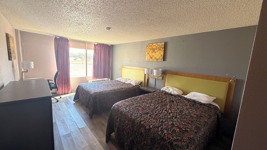 Room 4, Wichita's Sunrise inn & Suites, Sedgwick