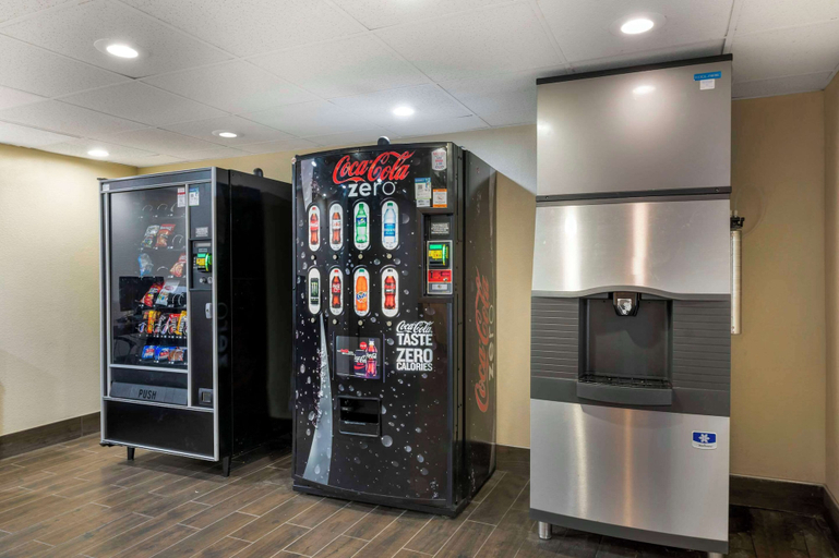 Food & Drinks 5, Comfort Inn & Suites Indianapolis Northwest - College Park, Indianapolis