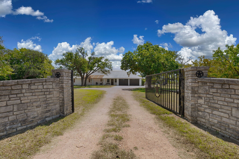 Exterior 3, Rivers Oaks-the Ranch House Pool & Hot-tub!, Gillespie