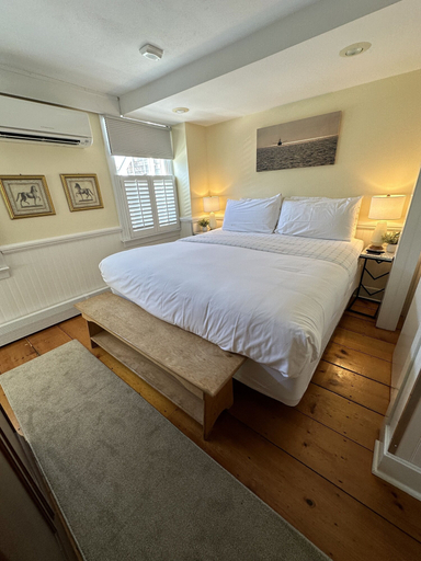 Room 3, Spacious Three Room Suite Downtown Newport #16 1 Bedroom Home, Newport