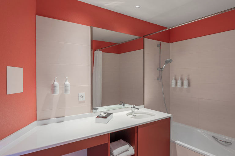 Bathroom 3, Spark by Hilton Lyon Eurexpo, Rhône