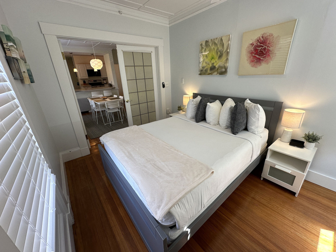 Room 4, Charming Victorian Home Downtown Newport 6 Bedroom Home, Newport