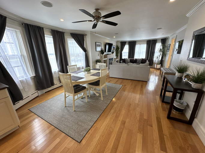 Interior 3, Bright And Open 2 Bed 1 Bath Apt. Off Broadway #2 2 Bedroom Apts, Newport