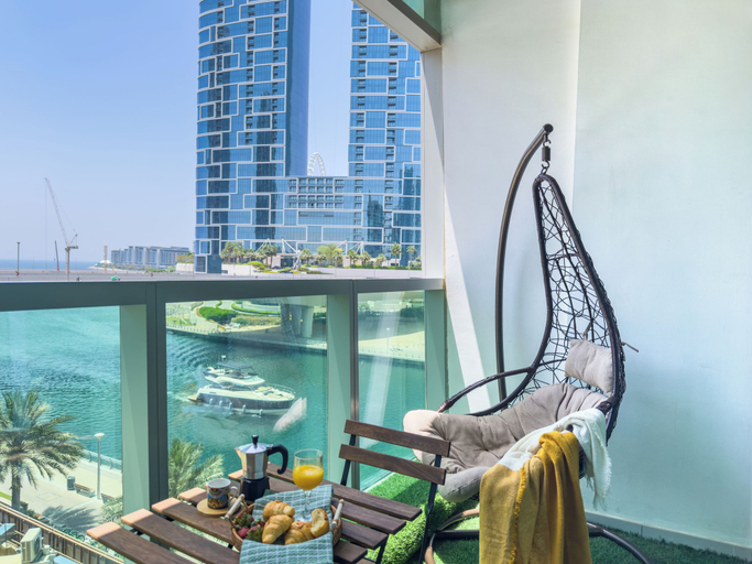 Outdoor dining 3, Marina View Stay with Rooftop Pool, Dubai